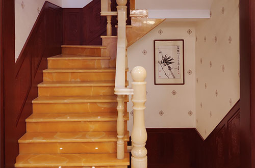 旌德中式别墅室内汉白玉石楼梯的定制安装装饰效果